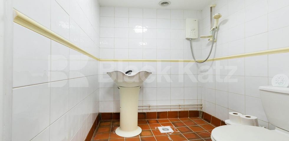 Stunning spacious 3 bed 2 bath with a huge lounge in Kentish Town. Highgate Road, Kentish Town